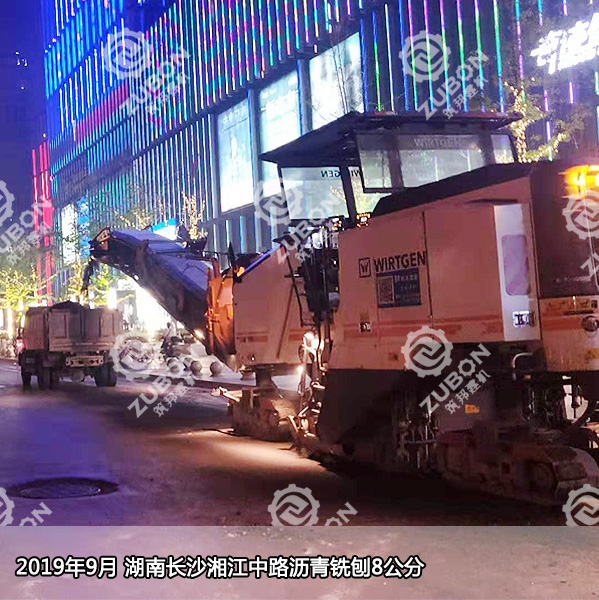 2019年9月湖南長沙市政道路湘江中路進(jìn)行瀝青銑刨